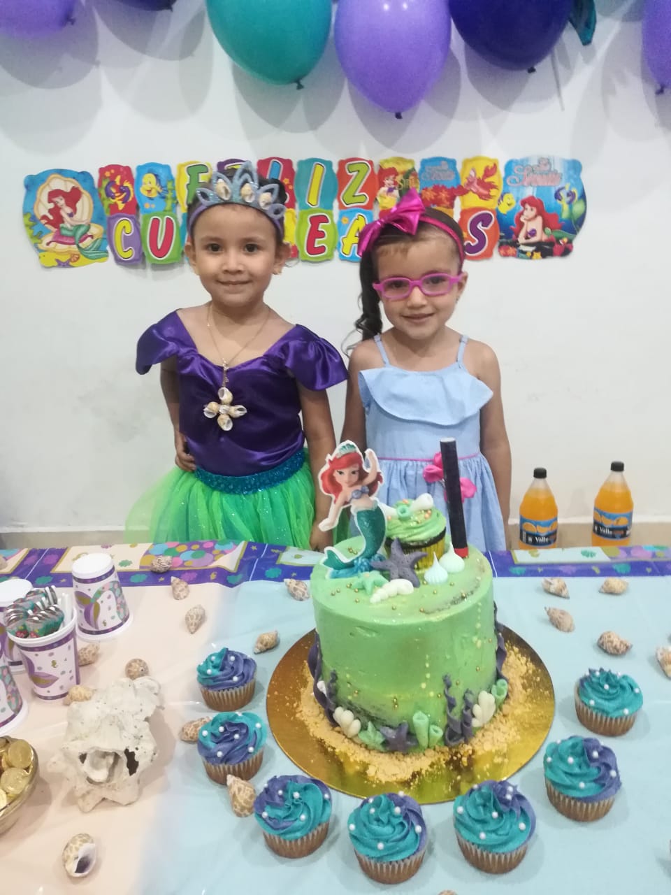 La cumpleañera María Paz Charry Ibarra junto a su amiga Valerie Pastrana.